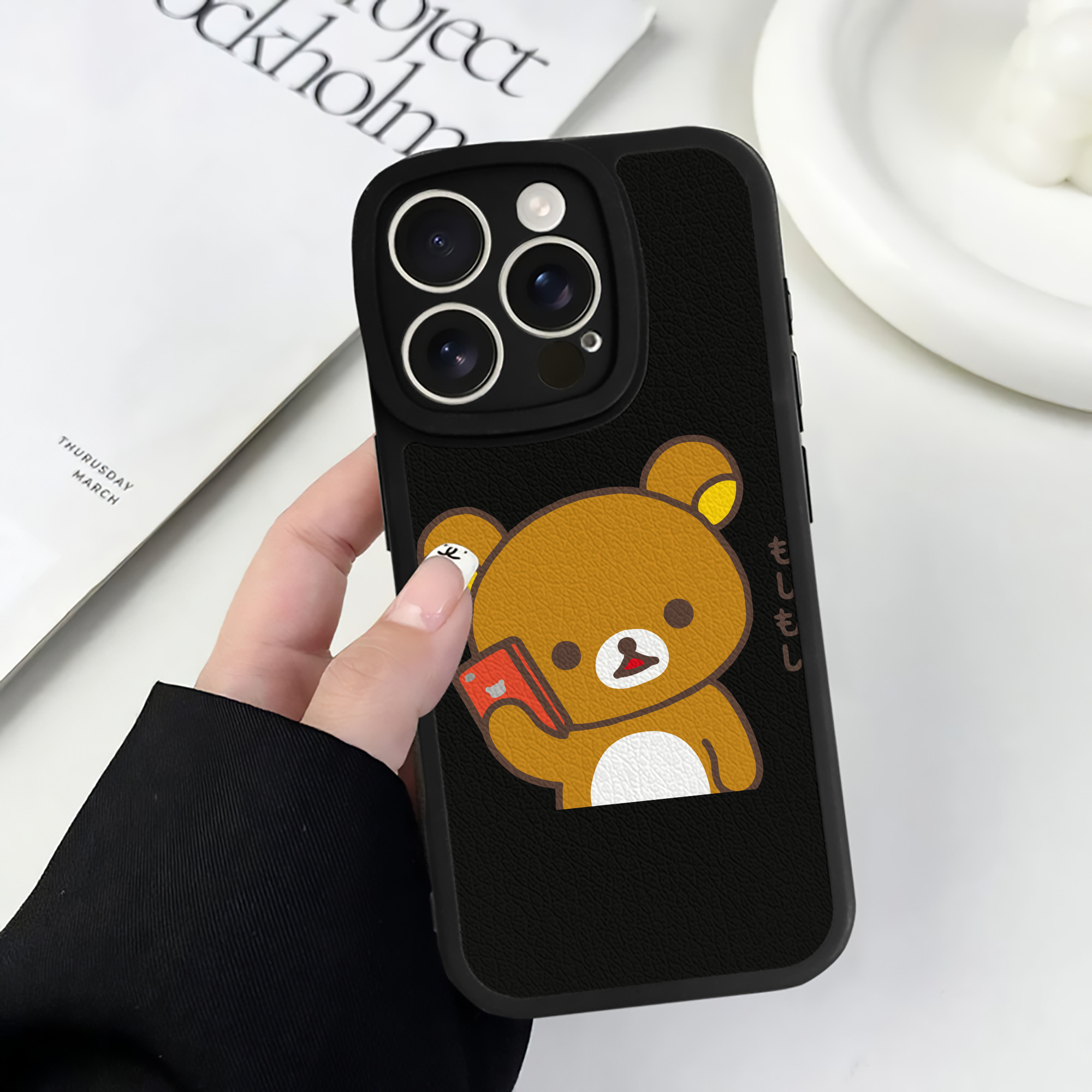 （画像用） リラックマ リラックマ キイロイトリ Rilakkuma Korilakkuma Kiiroitori 【iPhone 16シリーズ対応】シリコンスマホケース（レザー調） 材質：シリコン